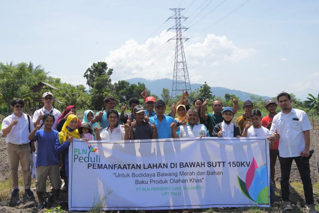 DIMANFAATKAN DENGAN BAIK : Pemberian bantuan program TJSL/CSR PT PLN (Persero) Unit Pelaksana Transmisi (UPT) Palu melalui program PLN Peduli kepada kelompok Tani di Desa Oloboju, Kabupaten Sigi. FOTO : DOK PLN UPT PALU